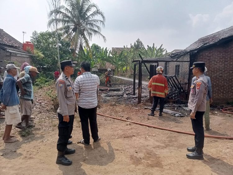 Bakar sampah berujung petaka, rumah warga di Ambarawa Pringsewu terbakar