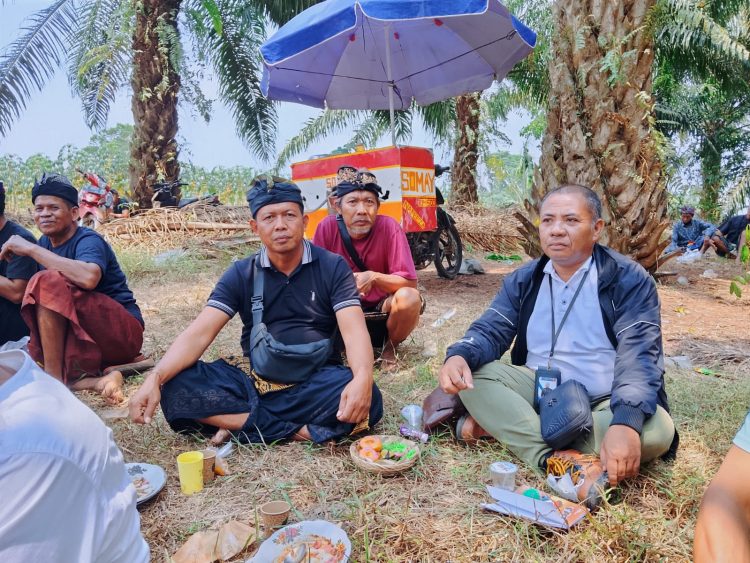 Khidmatnya Upacara Ngaben Pak Gurun Putu Sugiarto, Warga Kompak Berikan Penghormatan Terakhir