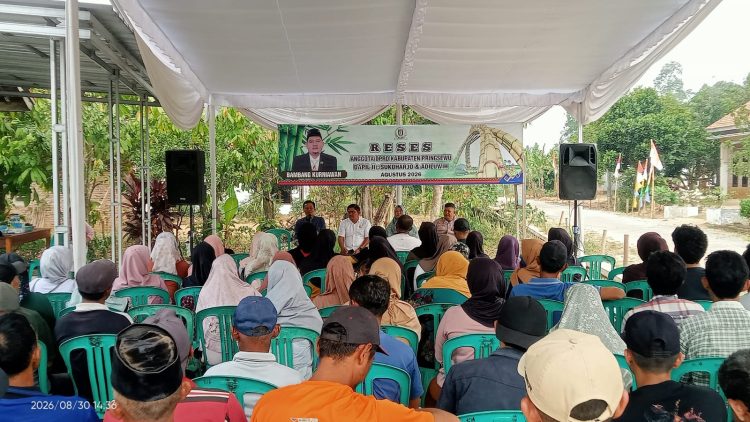 Bambang Kurniawan Bagikan Bibit Alpukat kepada Ratusan Warga Saat Reses di Pekon Adiluwih