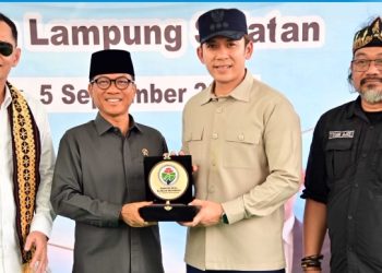 Panen Perdana Anggur Merak Batin, Yandri Susanto Dorong Potensi Desa Jadi Kekuatan Ekonomi