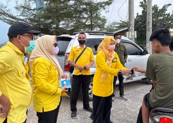 Abu Anak Krakatau Mulai Ganggu Warga, Golkar Pringsewu Bergerak Bagikan Masker