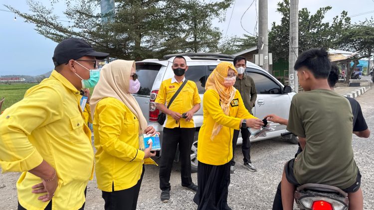 Abu Anak Krakatau Mulai Ganggu Warga, Golkar Pringsewu Bergerak Bagikan Masker