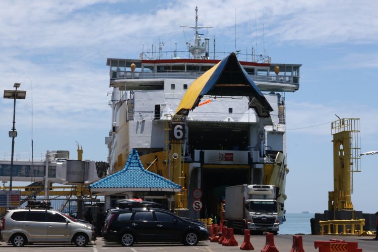 Abu Vulkanik Jadi Perhatian, ASDP Pastikan Penyeberangan Merak-Bakauheni Tetap Aman