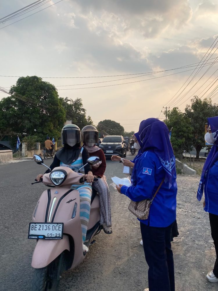 Abu Vulkanik Anak Krakatau Masih Tersebar, Demokrat Pringsewu Turun Bagikan Masker