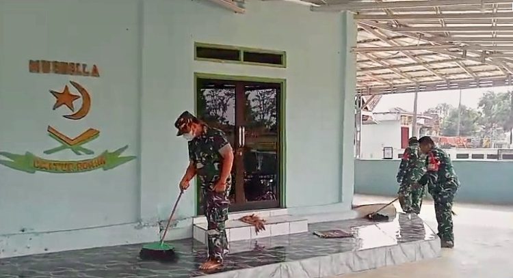 Debu Vulkanik Mengancam, Kodam XXI/Radin Inten Bagikan Masker dan Periksa Kesehatan Warga