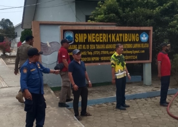 Sisa Abu Vulkanik Belum Bersih, Damkar Prioritaskan SMPN 1 Katibung