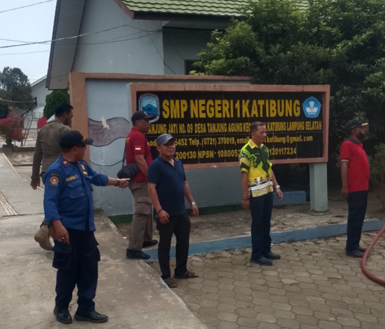 Sisa Abu Vulkanik Belum Bersih, Damkar Prioritaskan SMPN 1 Katibung