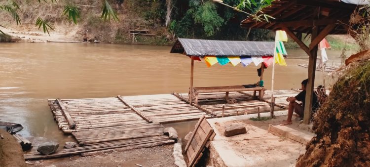 Janji Pembangunan Jembatan Tak Kunjung Terwujud, Warga Banjarejo Terpaksa Bayar Rakit