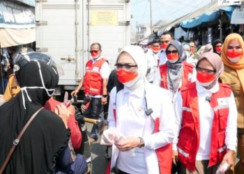 Aktivitas Pasar Inpres Kalianda Tetap Berjalan, PMI Bagikan Ribuan Masker Gratis