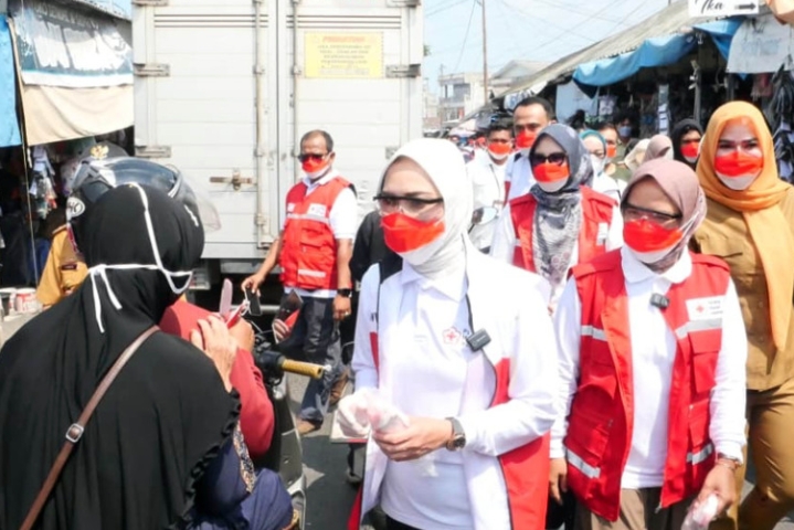 Aktivitas Pasar Inpres Kalianda Tetap Berjalan, PMI Bagikan Ribuan Masker Gratis