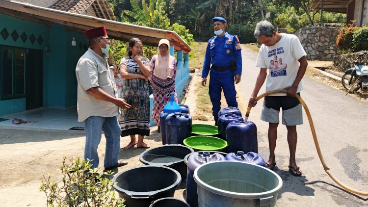 Krisis Air Bersih Melanda Kayu Tabu, Polres Lampung Selatan Kirim Bantuan Air