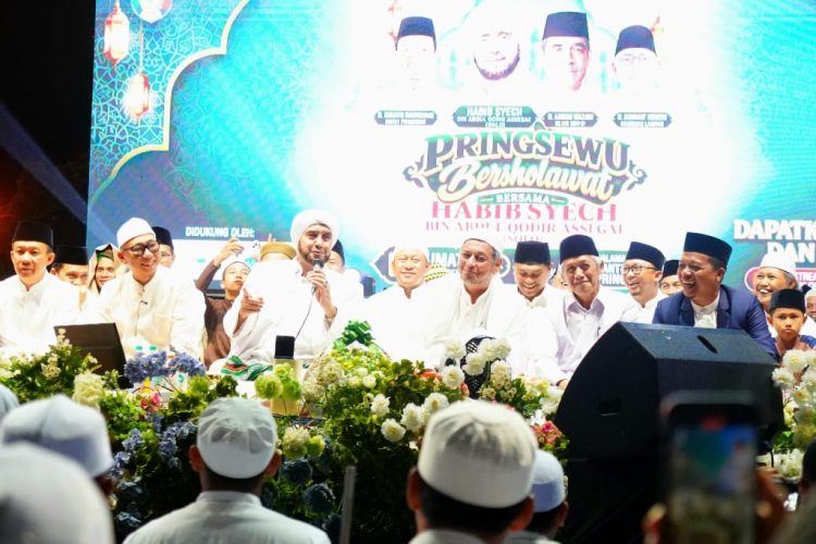 Pringsewu Bershalawat 2026, Bupati dan Gubernur Lampung Ajak Santri Perkuat Persatuan