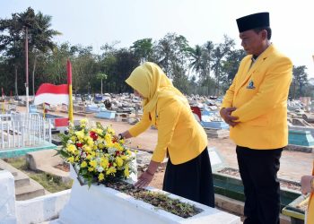 Kenang Jasa Pejuang, Golkar Pringsewu Tabur Bunga di Makam Keputran dan KH Holib