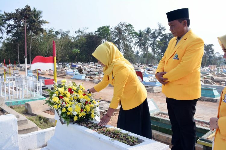 Kenang Jasa Pejuang, Golkar Pringsewu Tabur Bunga di Makam Keputran dan KH Holib