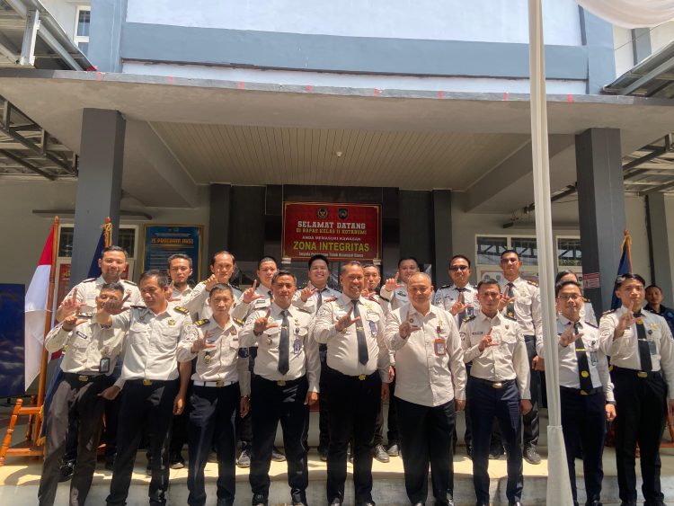 Direktur Pembimbingan Kemasyarakatan Ikut Berbagi Lele kepada Warga di Bapas Kotabumi